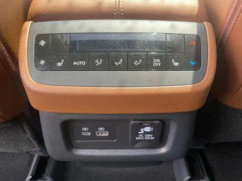 Used 2025 Nissan Pathfinder Platinum FWD image 12