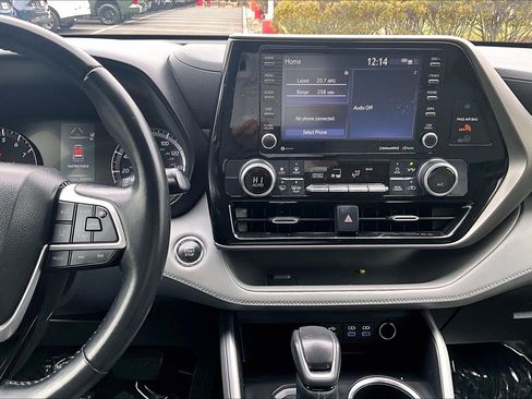 Used 2022 Toyota Highlander LE image 6