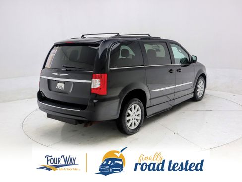 Used 2014 Chrysler Town & Country Touring image 5