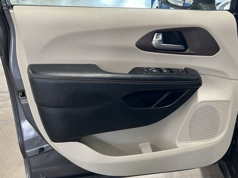 Used 2019 Chrysler Pacifica Touring-L Plus w/ Tire & Wheel Group image 11