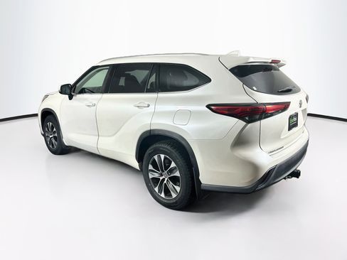 Used 2020 Toyota Highlander XLE AWD/4WD image 5