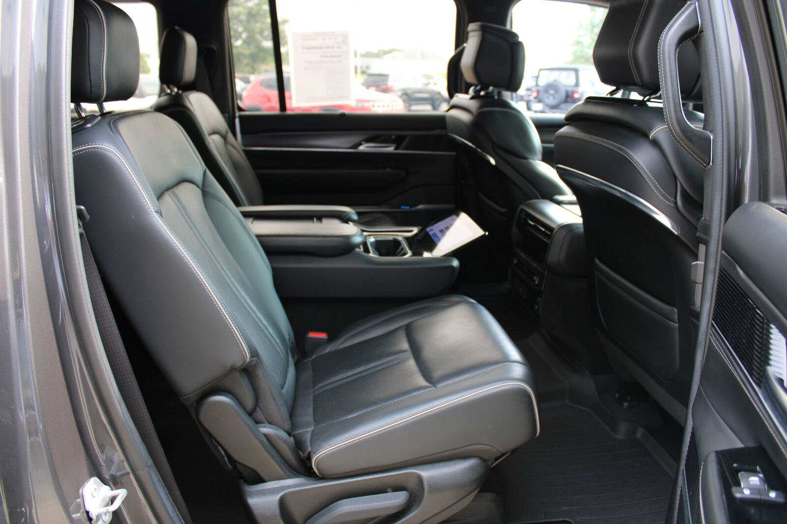 Certified 2022 Jeep Grand Wagoneer Series II AWD/4WD image 26