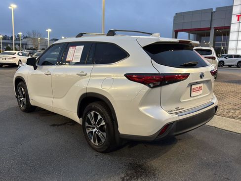 Certified 2022 Toyota Highlander XLE image 3