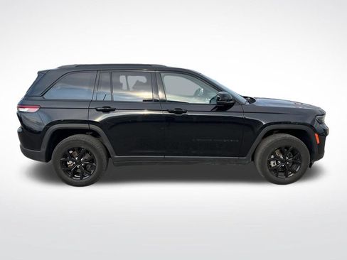 Used 2024 Jeep Grand Cherokee Altitude AWD/4WD image 9