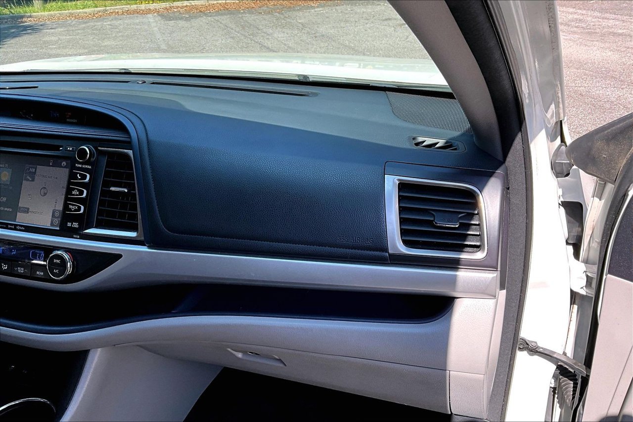 Used 2016 Toyota Highlander XLE FWD image 23