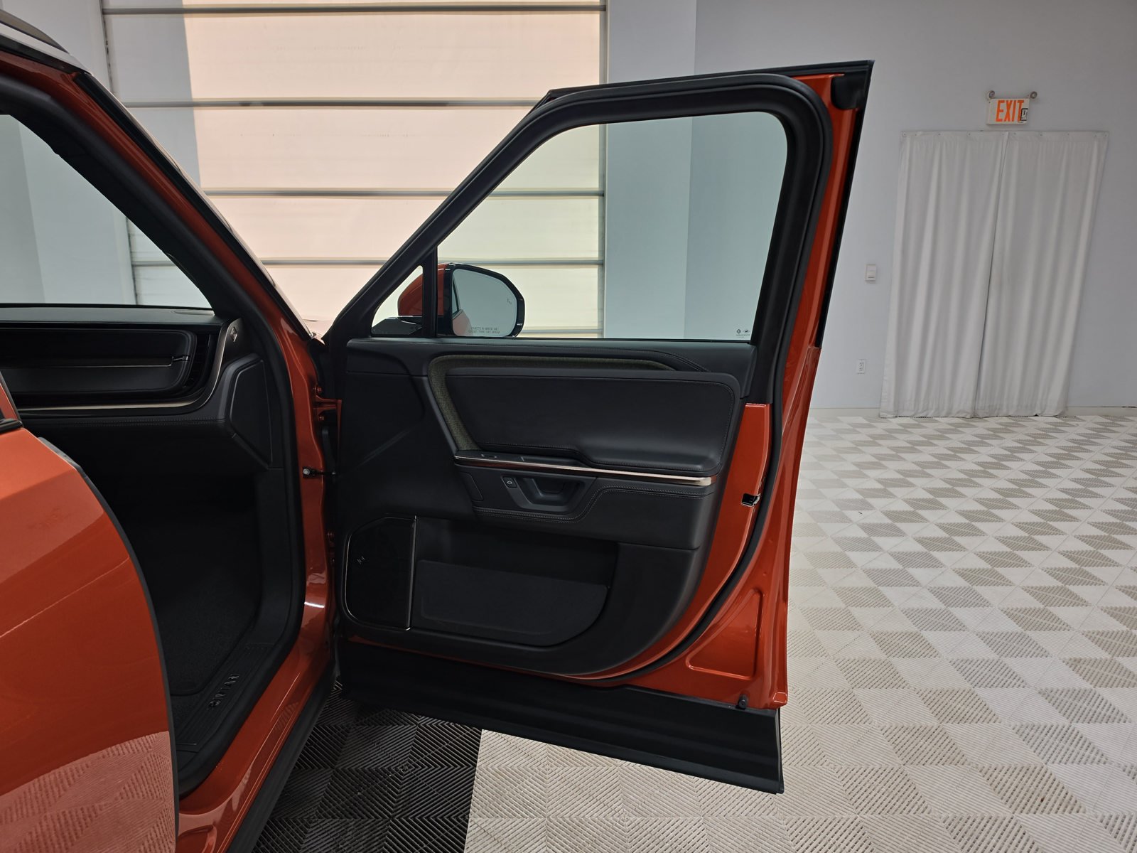 Used 2025 Rivian R1S Adventure Dual AWD/4WD image 18