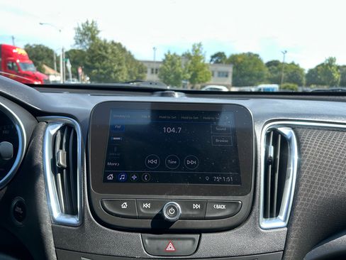 Used 2019 Chevrolet Malibu LT w/ Driver Confidence Package II image 12