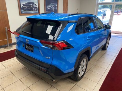 Used 2021 Toyota RAV4 XLE w/ Convenience Package FWD image 4