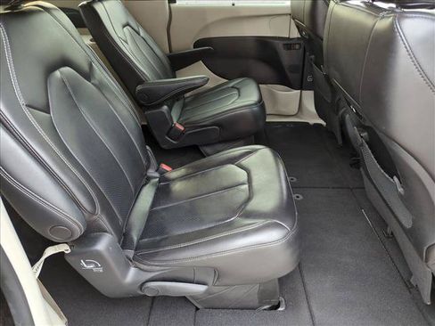 Used 2023 Chrysler Pacifica Touring-L FWD image 19