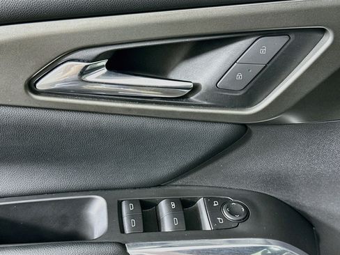 Used 2025 Chevrolet Traverse LT FWD image 15