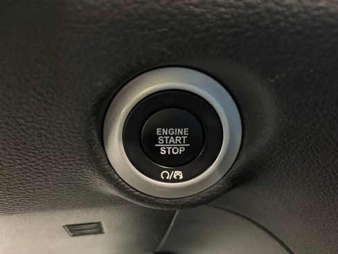 Used 2025 Chrysler Pacifica Limited image 13