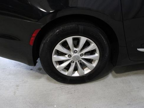 Used 2018 Chrysler Pacifica Touring-L Plus FWD image 39