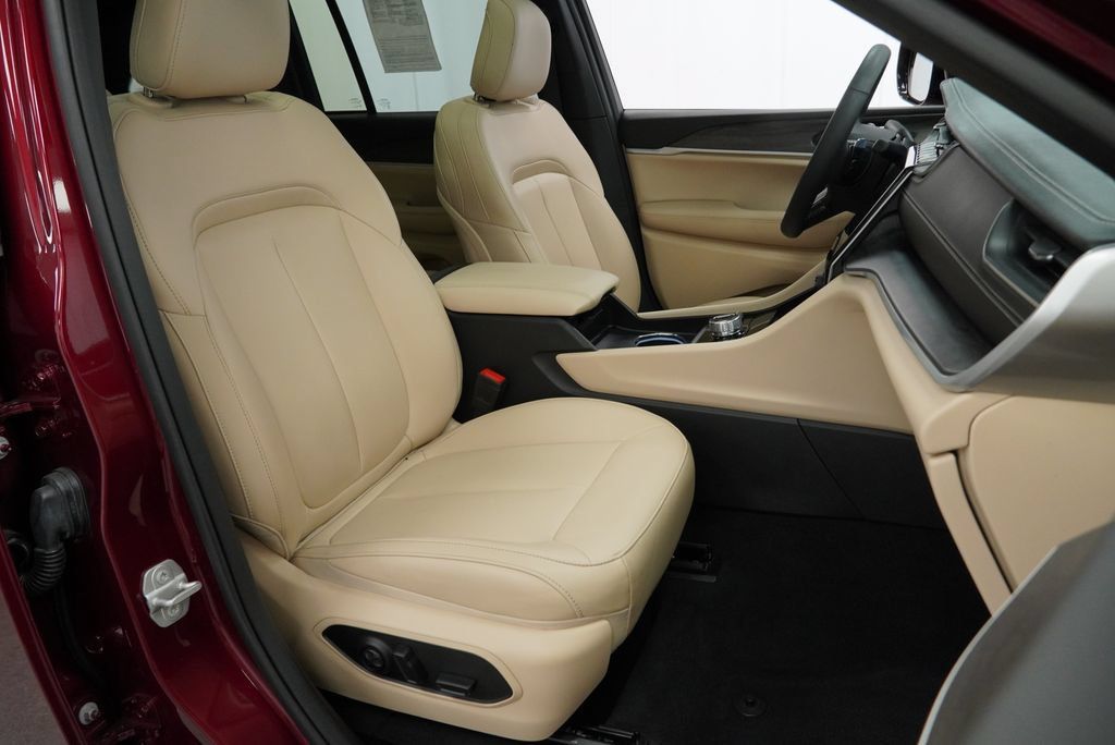 Certified 2025 Jeep Grand Cherokee Limited AWD/4WD image 49