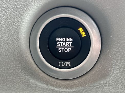 Used 2023 Chrysler Pacifica Touring-L image 34