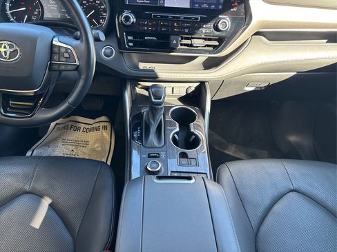Used 2021 Toyota Highlander Limited image 24