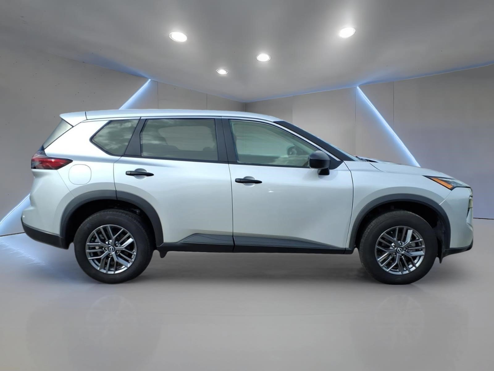 Used 2025 Nissan Rogue S AWD/4WD image 2