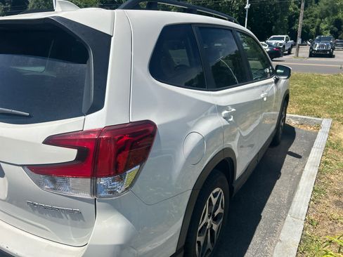 Used 2023 Subaru Forester Premium AWD/4WD image 3