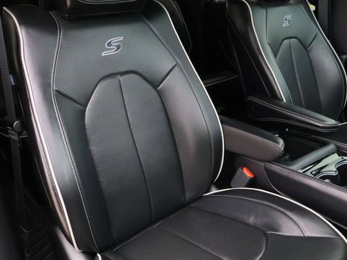 Used 2024 Chrysler Pacifica Limited w/ Uconnect Theater Family Group image 19