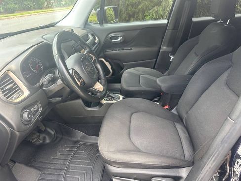 Used 2017 Jeep Renegade Latitude FWD image 10