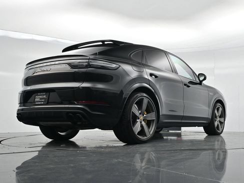 Certified 2023 Porsche Cayenne Turbo S AWD/4WD image 35