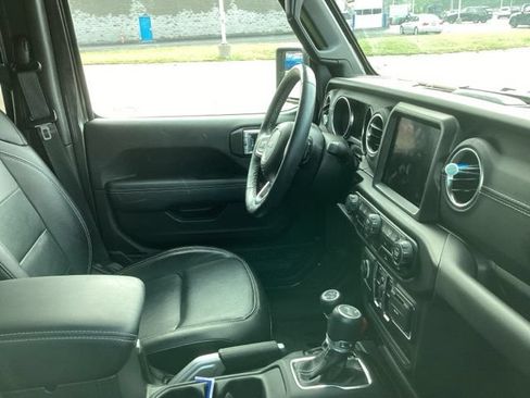 Used 2022 Jeep Wrangler Unlimited Sahara w/ Cold Weather Group AWD/4WD image 18