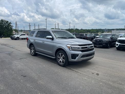 Used 2023 Ford Expedition XLT RWD image 4