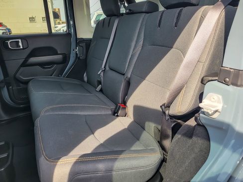 Used 2025 Jeep Wrangler Unlimited Sahara image 9