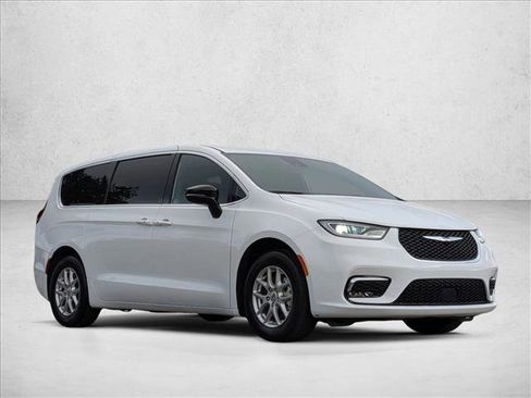 Used 2025 Chrysler Pacifica Select FWD image 3