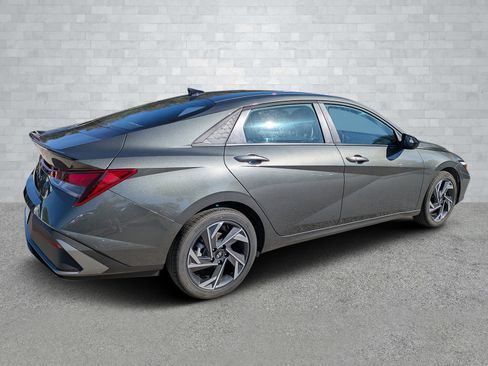 Used 2025 Hyundai Elantra Sport image 5