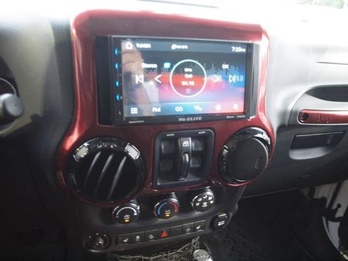 Used 2014 Jeep Wrangler Unlimited Sahara AWD/4WD image 10