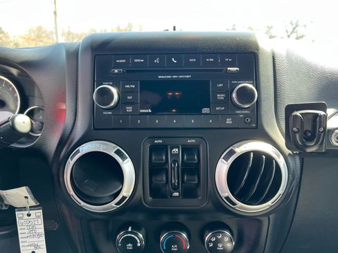 Used 2015 Jeep Wrangler Unlimited Rubicon w/ Dual Top Group image 32