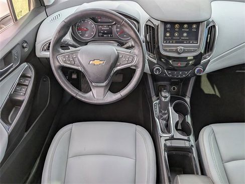 Used 2019 Chevrolet Cruze Premier image 10