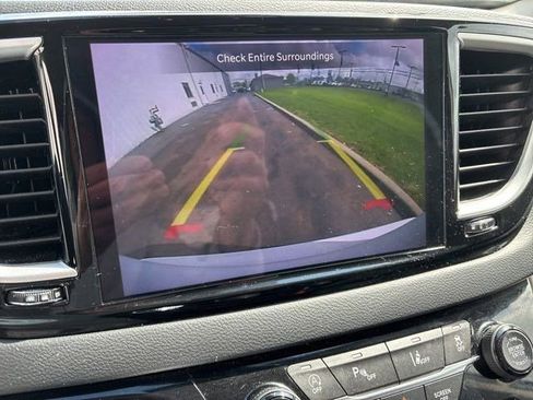 Used 2023 Chrysler Pacifica Touring-L FWD image 23