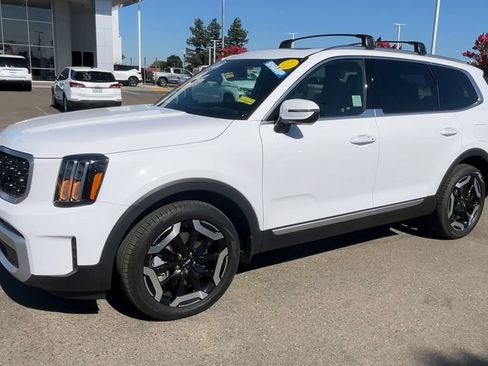 Used 2024 Kia Telluride EX w/ EX Captain's Chair Package FWD image 3