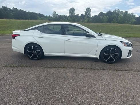 Used 2023 Nissan Altima 2.5 SR FWD image 9