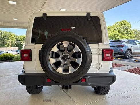 Used 2018 Jeep Wrangler Unlimited Sahara w/ Cold Weather Group AWD/4WD image 8