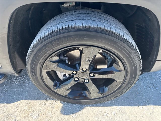 Used 2023 Jeep Grand Cherokee L Laredo RWD image 27
