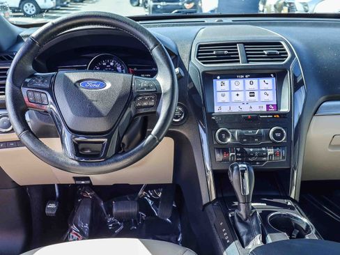 Used 2019 Ford Explorer XLT image 3