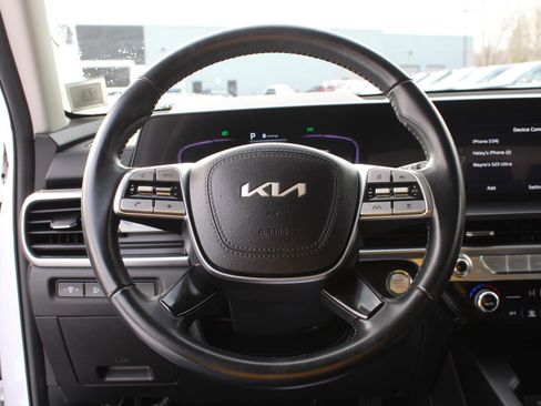 Used 2024 Kia Telluride LX image 9