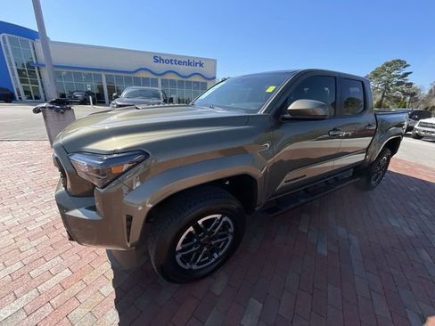 Used 2025 Toyota Tacoma TRD Sport AWD/4WD image 26