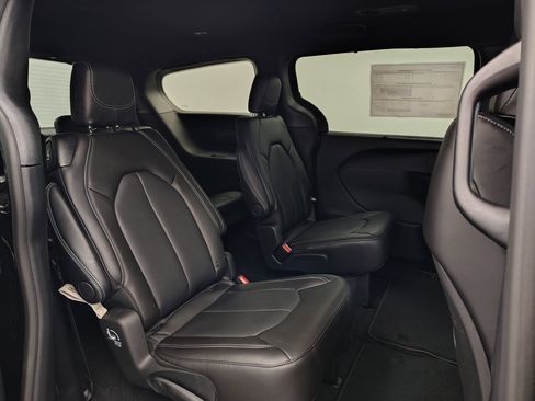 New 2026 Chrysler Pacifica Select FWD image 22