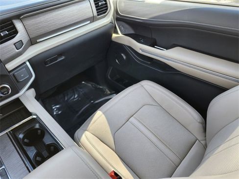 Used 2023 Ford Expedition Limited image 15