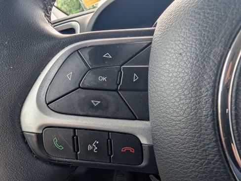Used 2021 Jeep Renegade Latitude FWD image 16