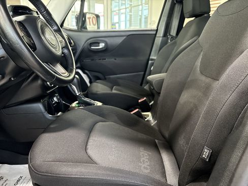 Used 2017 Jeep Renegade Latitude image 11