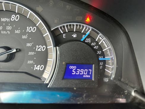 Used 2014 Toyota Camry SE w/ Moonroof Package FWD image 12