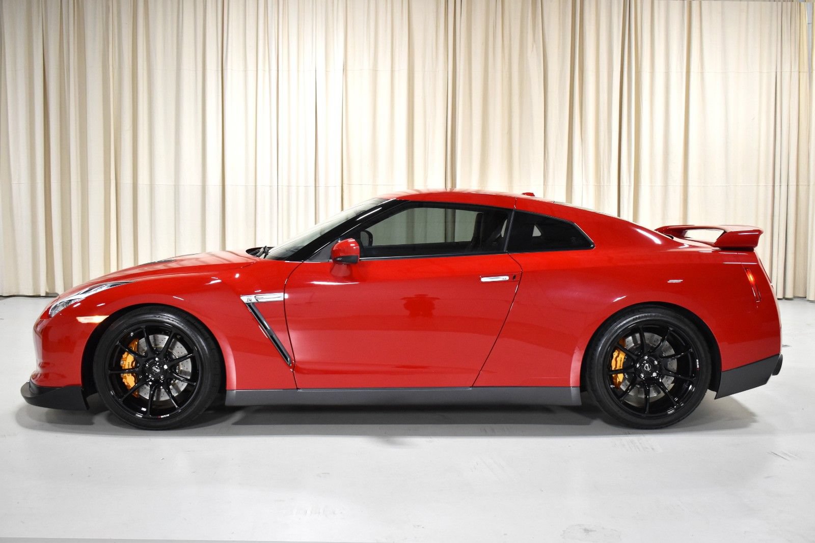 Used 2009 Nissan GT-R Premium AWD/4WD image 9
