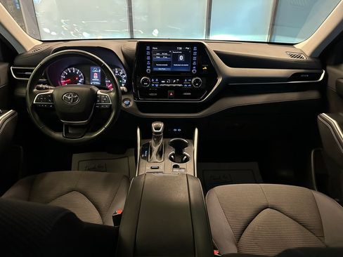 Used 2022 Toyota Highlander LE AWD/4WD image 9