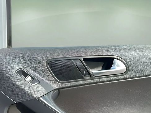 Used 2016 Volkswagen Tiguan S image 44