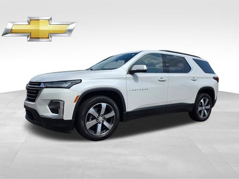 Used 2022 Chevrolet Traverse LT w/ LT Premium Package FWD image 2