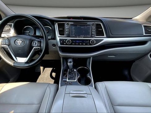 Used 2018 Toyota Highlander XLE FWD image 9